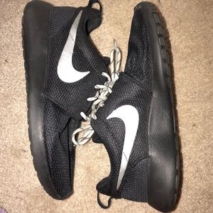 LIKE NEW Nike roshes